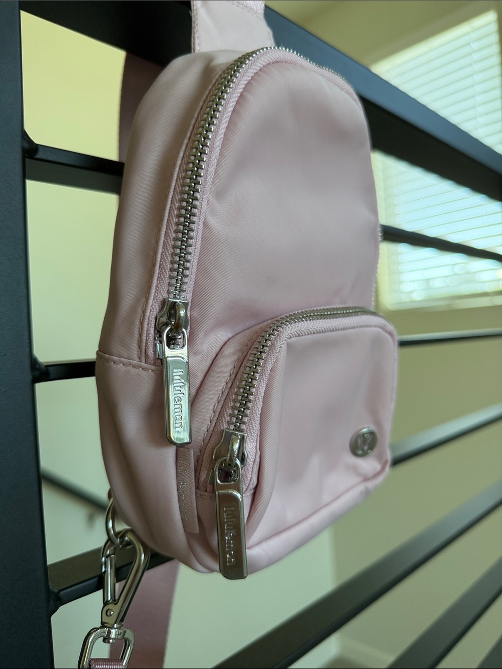Lululemon Everywhere Sling Bag Small 2L Pink Haze - Picture 4 of 8